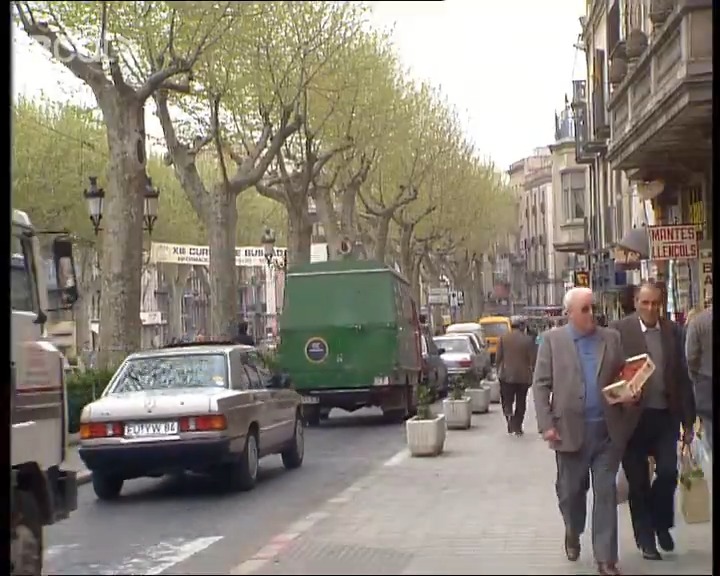 Recuperem unes imatges de Figueres. Imatges de l'any 1990 on es veu ambient a la Rambla, gent a les terrasses i cotxes circulant. Hi noteu gaires canvis? Hi reconeixeu algú?