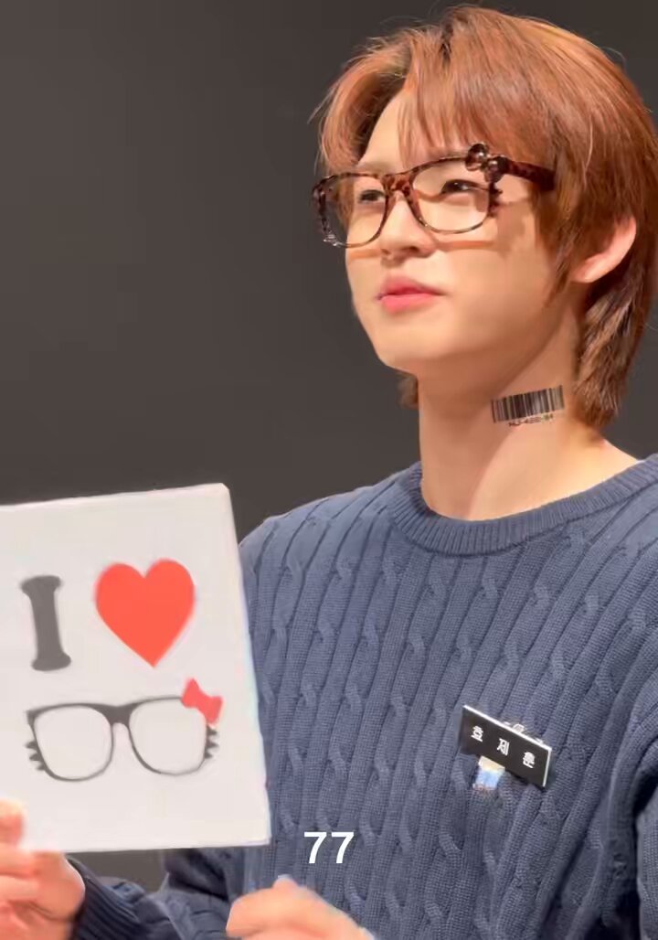 뿔테콤 발현 실존 #효진 키티안경인거 알아차리는게 너무너무너무 귀여움 I ❤️ 🤓 …
