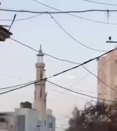 "Bu video'yu her yerde paylaşın. Herkes görsün İsrail'in zalimliğini! Bakın, İsrail'in attığı bombaların şiddetinden bedenler, nasıl da hava ya fırlıyor. Hava da paramparça oluyorlar. Allah belanı versin İsrail #altın #öldü #TehlikeGeliyor Hakan Fidan Grok Fulya Öztürk