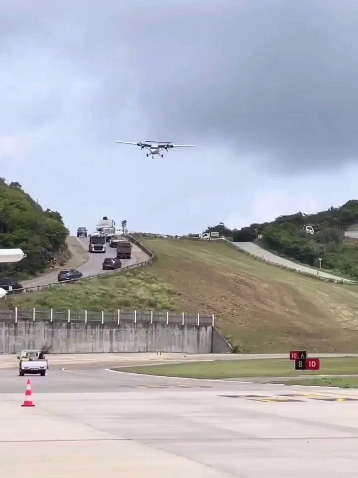 Pilot dendiğinide aklınıza %99.9 Boeing veya Airbus uçuran pilotlar geliyor ve onlardan etkileniyorsunuz. Ama videoda tepeden tırnağa uçuş dinamiklerini yemiş bitirmiş bir pilot görüyorsunuz. Hem rampaya paralel, hem rüzgar içi çok stabil yaklaşıp hem de kısa pist inişi yapıyor. Çift motorlu bir karavanla böyle bir yaklaşma ve iniş yapabilmek için gerçekten inanılmaz bir deneyim ve durumsal farkındalık gerekiyor. Çok özendim, bu abi havadayken kendini karada olduğundan daha rahat hissediyordur.