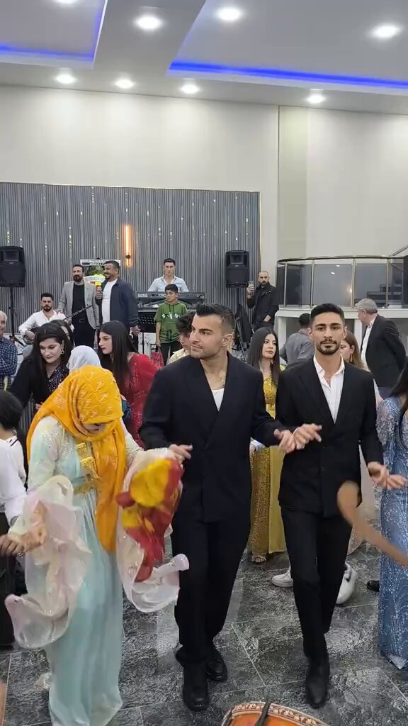 Galatasaraylı futbolcu Abdülkerim Bardakcı, eşiyle birlikte Şanlıurfa'da bir düğüne katıldı.