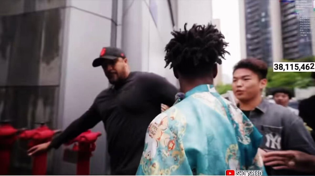 Speed was SHOCKED after a fan in China spent OVER 6 MONTHS drawing his legendary moment with Ronaldo! 🎨🇨🇳🤯 The dedication is INSANE… China really different with this one! 🔥