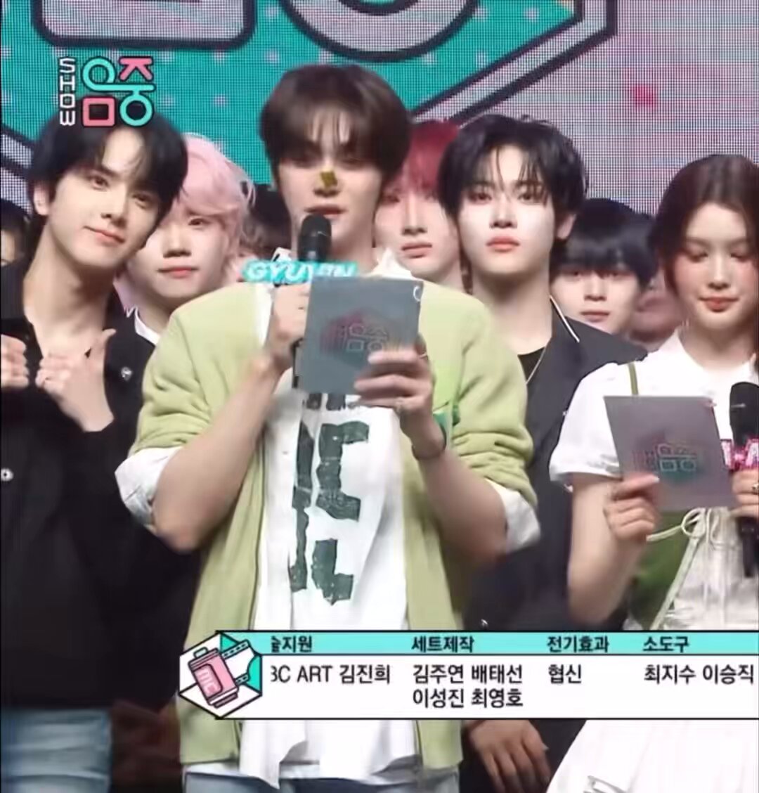 아 이거너무좋음 구엠씨 훈자님 옆에서 기웃기웃대니까 네명잡으려고 슬쩍 움직이는 카메라무빙 보고 훈자님도 음?ㅎㅎ 하고웃음 ㅠㅠㅠ