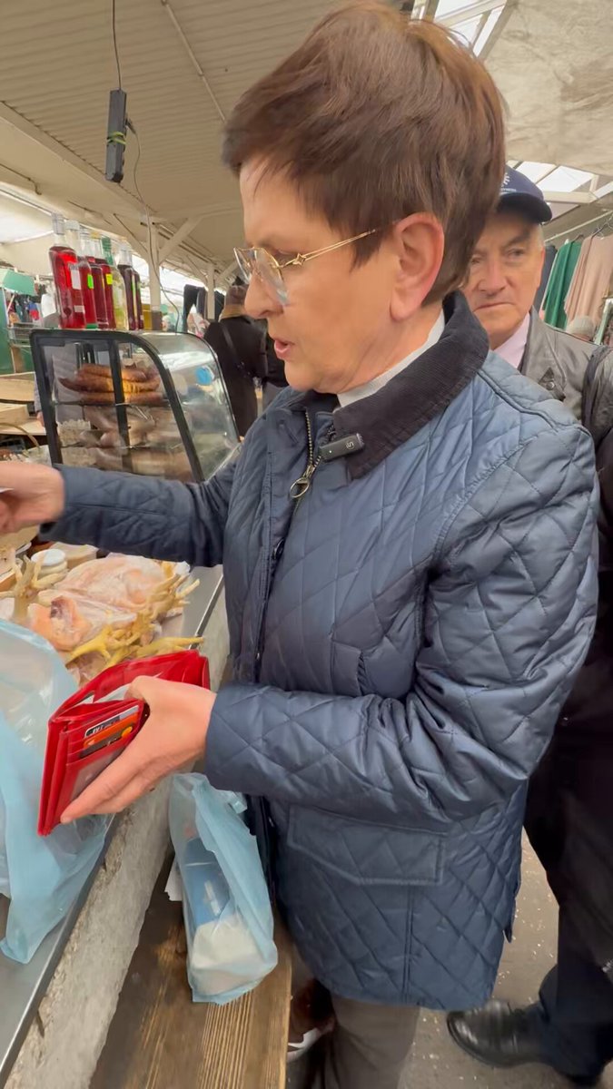 Zakupy na doskonałym targu rolnym w Nowej Hucie, a równocześnie dyskusje o umowie z Mercosur. Polscy rolnicy nie chcą tej szkodliwej umowy.