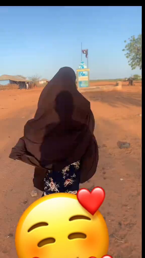 This woman traveled to Miirtaqwo, a village recently captured by Al-Shabaab in Middle Shabelle region #Hirshabelle. Her uncle is reportedly an influential politician in Banaadir. In her videos, she refers to Al-Shabaab as Muslims and urges the Somali government not to persecute them. Tomorrow, she’ll be in Mogadishu, claiming to be Laandheere, using her double-agent connections to charm SNA commanders and set them up to be killed.