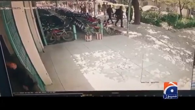 پنجاب یونیورسٹی انتظامیہ اور پولیس کا ہاسٹلز میں گرینڈ آپریشن، غیر قانونی مقیم افراد کا داخلہ بھی بند