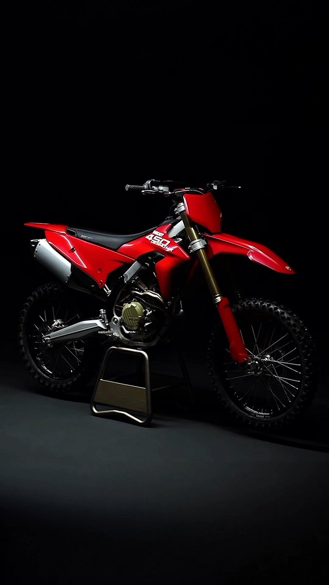 The new Desmo450 MX is designed to offer absolute freedom of movement, with fluid surfaces, taut lines and extreme compactness. Its design is not just aesthetics: it is speed, grip, and responsiveness. 👉 #Desmo450MX