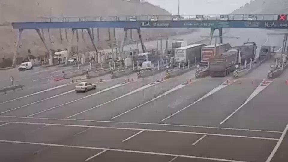 Kuzey Marmara Otoyolu Kurnaköy gişelerinde bir otomobil tırın altına girdi. Kazada 4 kişi hayatını kaybetti.