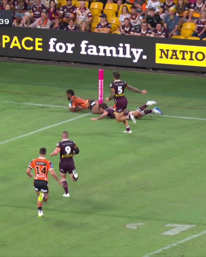 Bula burns them and sets up Turuva! 🐯 #NRLBroncosTigers