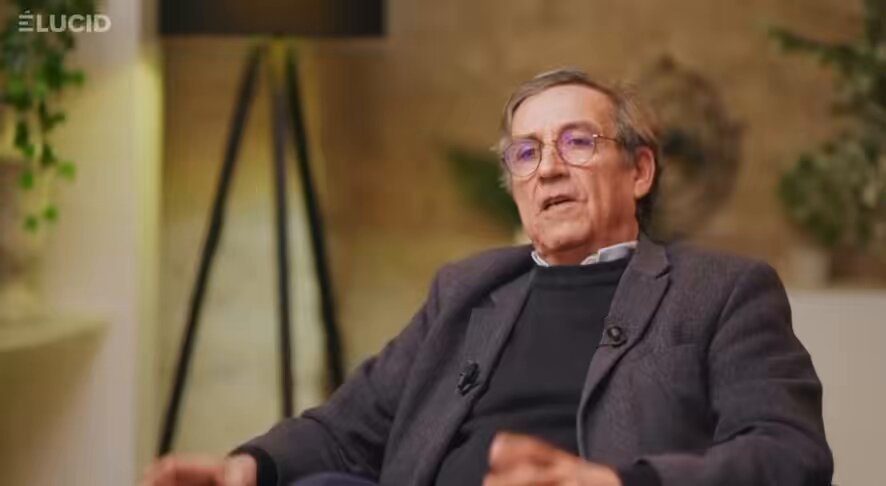 Excellent Emmanuel #Todd : écoutez ça ! ⤵️ Todd, ironique et incisif : « Je tiens à saluer le génie stratégique du président #Macron qui, partant d’une menace russe inexistante, se propose en pratique d’établir de l’autre côté du Rhin la première armée conventionnelle d’Europe et détentrice de l’arme nucléaire »…(notre arme nucléaire qu’il propose en effet de « partager » avec l’Allemagne et l’UE…) C’est exactement ça ! Macron trahit une nouvelle fois la France, cette fois sur notre dissuasion nucléaire, au nom d’une menace russe inventée de toutes pièces, inexistante ! Merci de partager. Il faut se battre pour arrêter les traîtres, faire savoir que la menace russe n’existe pas et défendre la France libre et la paix ! (Interview complète :