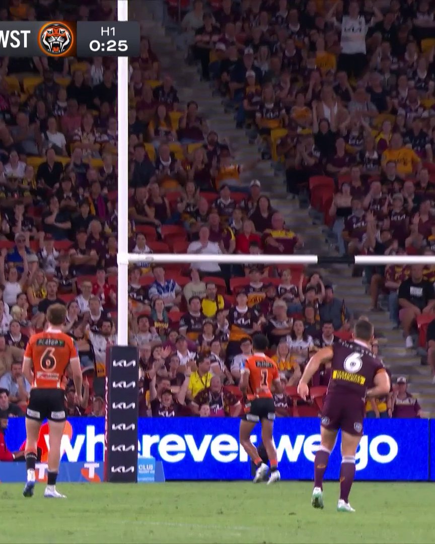 Reynolds slots a two-point field goal! ✌ #NRLBroncosTigers