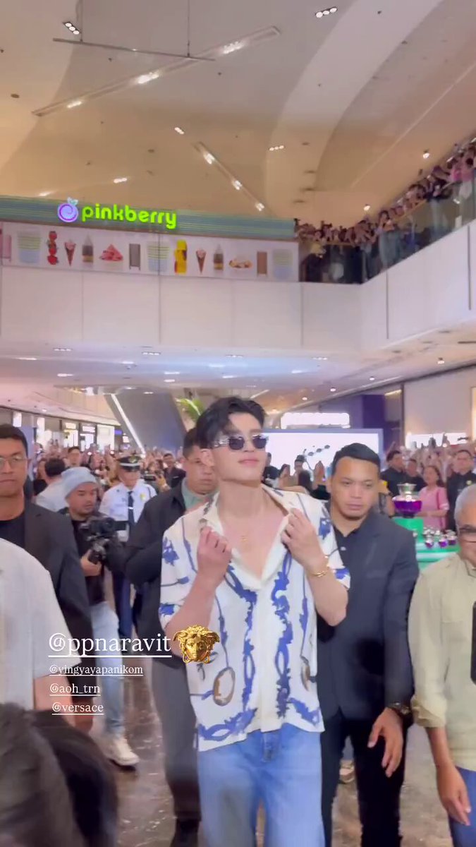 เปิดตัวแบบแมส ๆ พี่ปอนด์ห้างแตก!! 📸 IGs : babybest_sam POND VERSACE PH #PondxVersaceFragrancesPH #Versace VERSACE #ppnaravit ppnaravit