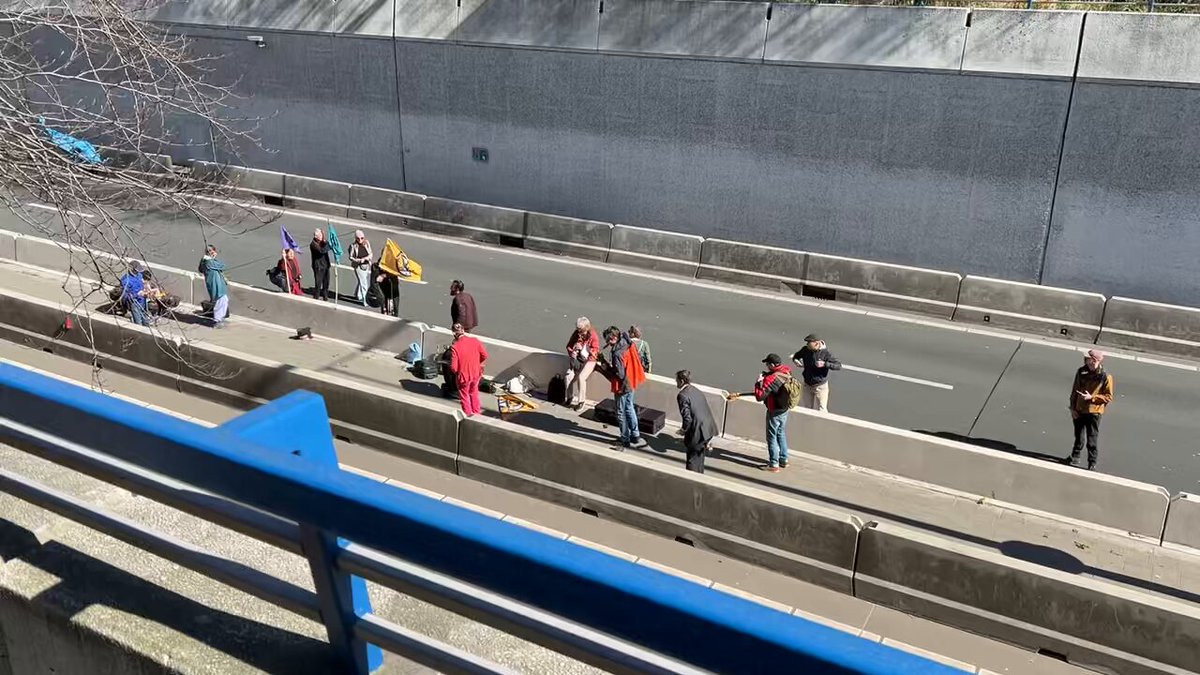 Extinction Rebellion blokkeert weer de #A12 in #DenHaag. 🥱 #XR #ExtinctionRebellion