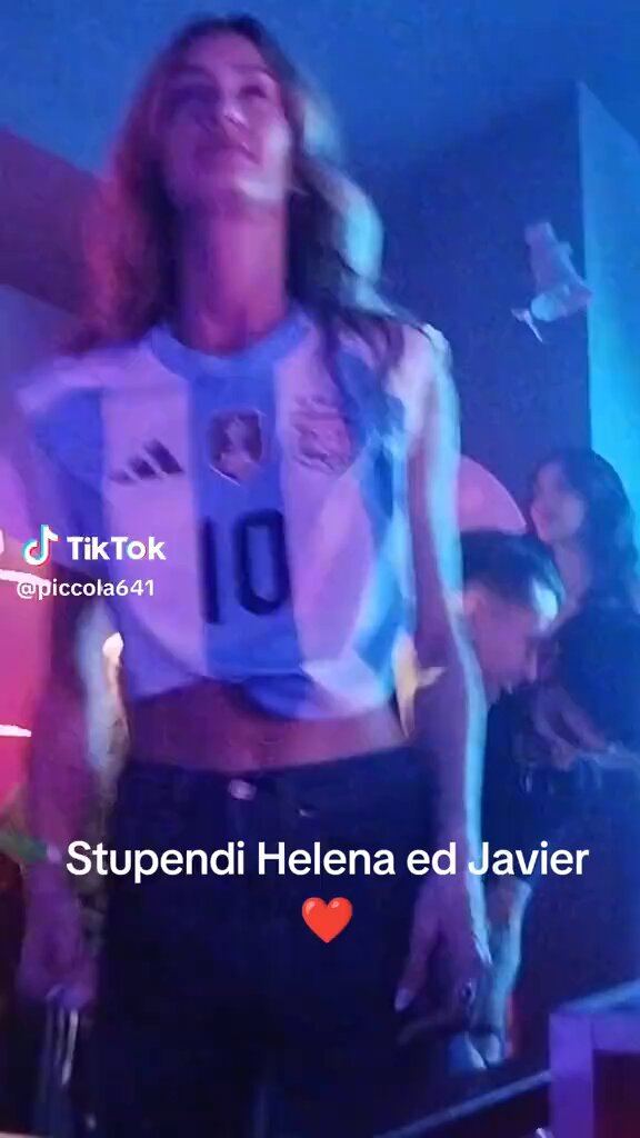 I levrieri bellissimi ma Helena che fa segno verso Federico e Mariana? 😂😂 Lei la prima shipper #helevier