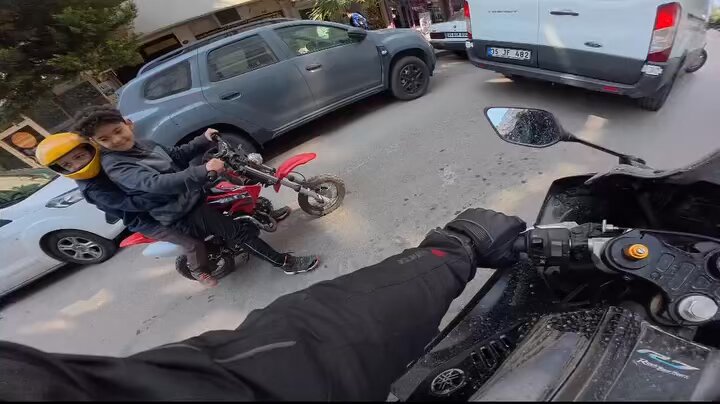 🔴 İki küçük çocuğun, trafikte küçük bir motosikletle seyir halinde olduğu anlar;