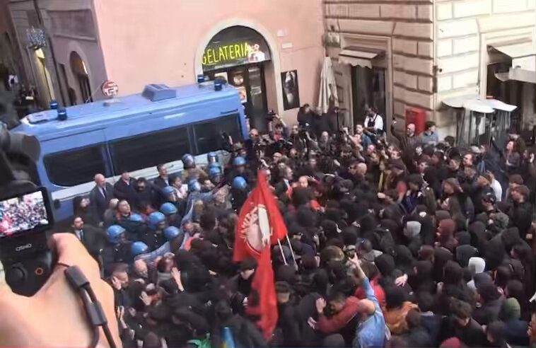 Roma, un gruppo di compagni ha cercato di sfondare un blocco della polizia, durante la manifestazione contro il #DDLSicurezza a Roma: due agenti sono rimasti feriti. Chi c’era in prima fila e poi ha cercato goffamente di riportare la calma tra gli estremisti rossi?