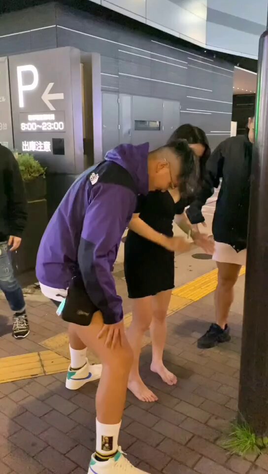 小日子会玩....... 后续是不是粉裙仙人顺杆滑 跟樱花妹一屁股坐下来？？