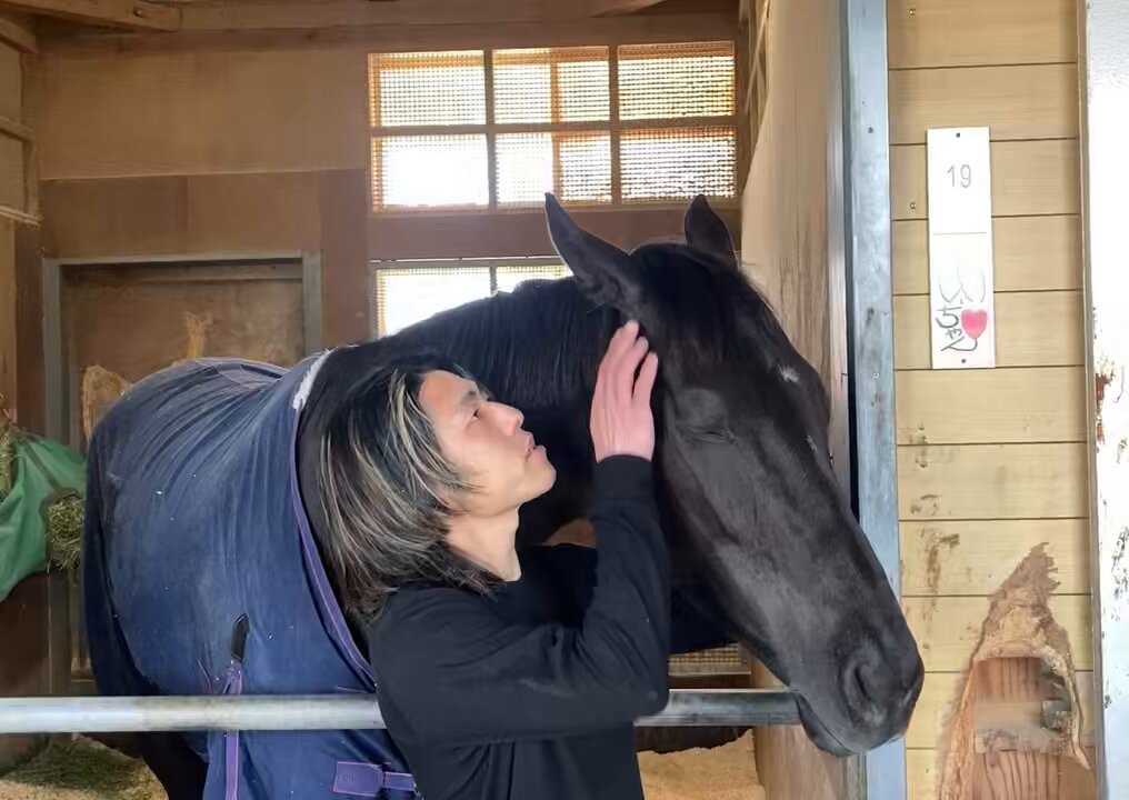 ラストランを終えたアーテルアストレア＆酒井助手にお会いしてきました。 来週水曜に栗東を離れて北海道へ旅立ちます。 酒井助手「娘の嫁入り前のお父さんの気持ちです…」 今のうちにたっぷりイチャついてください！（笑） 記事はこちら👇