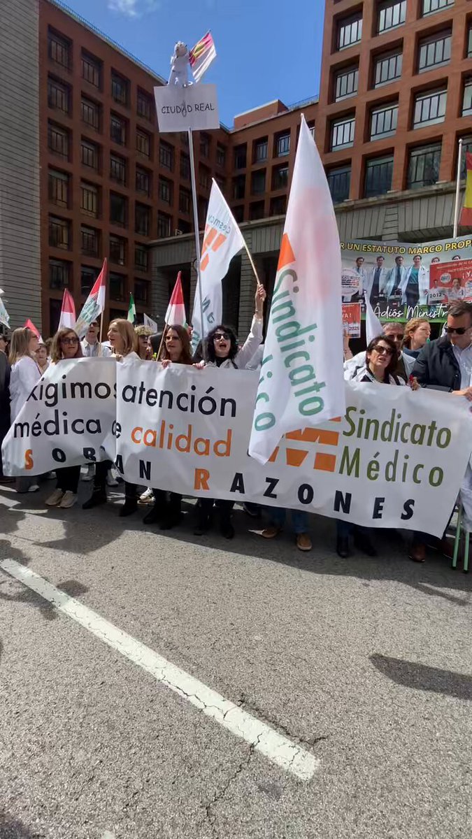 🗣️LOS MÉDICOS OS QUEJÁIS DE VICIO. -Jornadas de hasta 80h semanales. -Guardias de 24h que no computan para la jubilación. -Contratos que podemos encadenarlos años y años. ¿Sigo…? No queremos más, queremos empezar teniendo lo mismo. #EstatutoPropio #EstatutoMédico #HayRazones