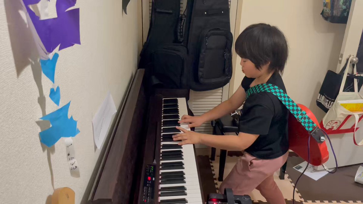 小学3年生になったそうちゃんです🤘 MUSEのNew Born😆 ピアノ→ギターに持ち替えて一人で両方演奏する姿に驚愕… そしてまさかの一発撮りしちゃいました😱 そして今日から骨折してた左手首ギブスも完全解禁！お医者さんからも動かした方が良いと言われました😆 #Muse #NewBorn
