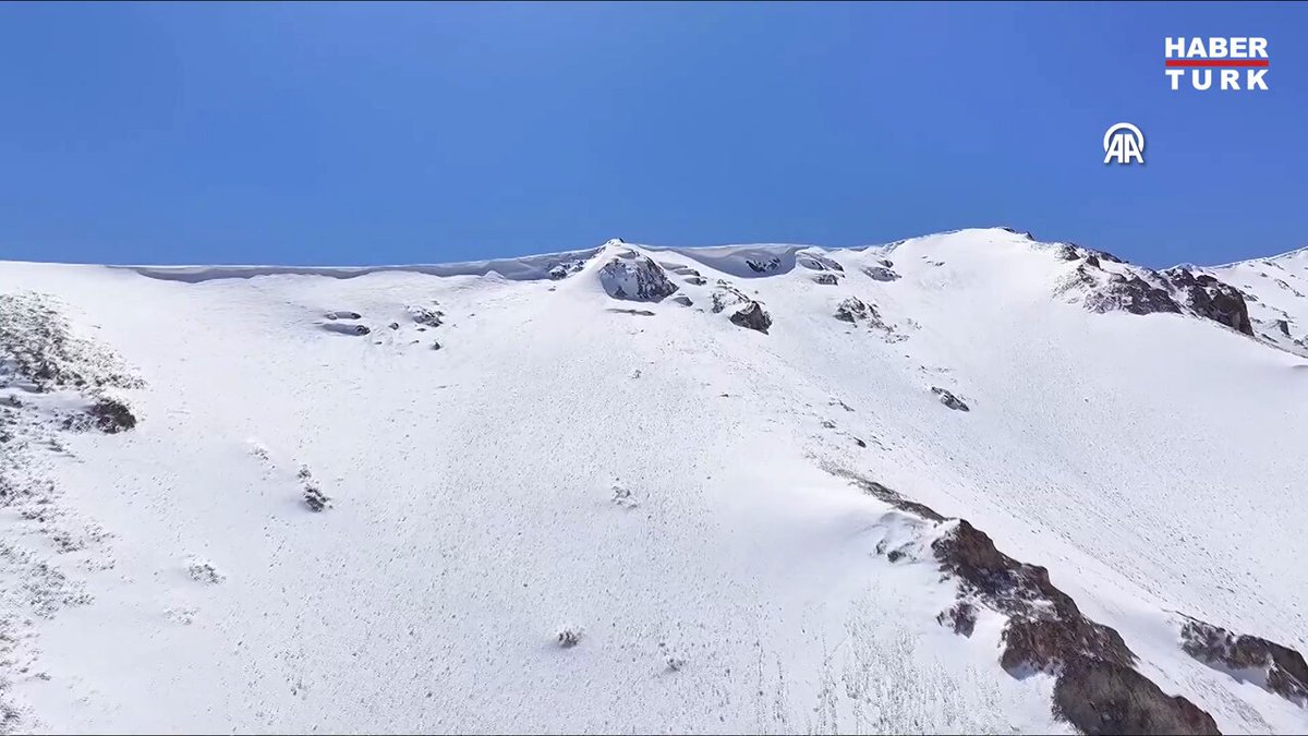 Van'ın Gevaş ilçesinde Artos Dağı'nda snowboard yapan kayakçı Şahabettin Gün, meydana gelen çığdan son anda kurtuldu. O anlar kameraya yansıdı