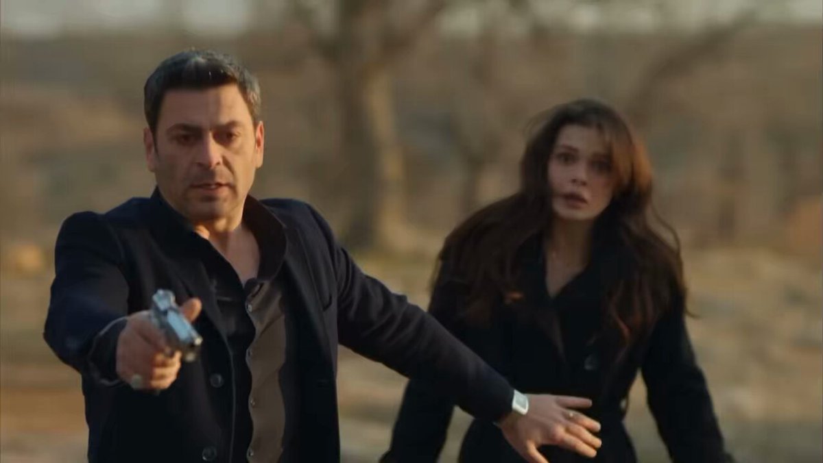 Bu sahnede Cihan’ın telaşı ve ne yapacağını bilemeyişi o kadar geçiyor ki… Mimikler, bakışlar, etrafı kolaçan edişi, hızlanan solukları. Diğer yandan Alya’yı durdurma ve koruma çabası, ses tonu… 🥺 Çok doğal ve etkileyici geliyor bana buradaki oyunculuk.🔥 #CihAl #UzakŞehir