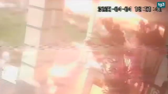 Nelle immagini di alcune telecamere di sorveglianza raccolte dal Tg3, il momento dell'impatto del missile che ha colpito una zona residenziale e un parco giochi nella città ucraina di Kryvyi Rih. Almeno 18 le vittime, tra le quali 9 bambini