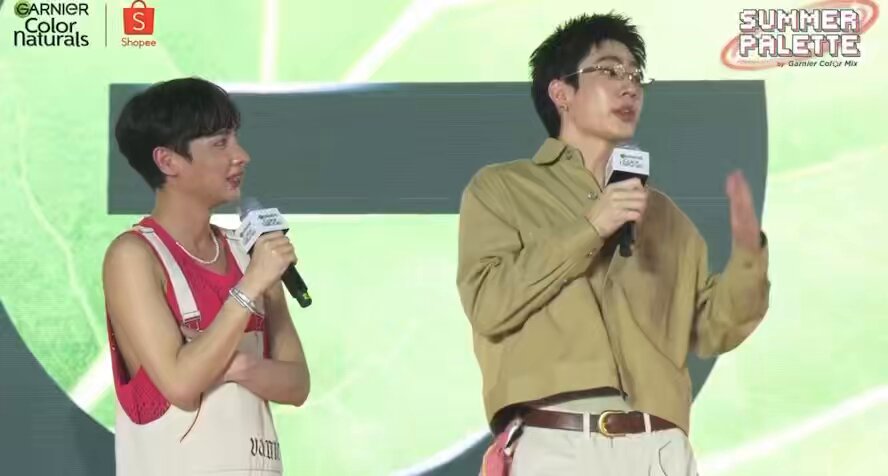 พี่ออฟ : แต่ทุกคนบอกผมเหมือนม่อนชิชิ พี่ถาบอกว่าจะหล่อเหมือนลิงหรอ น้องกัน : แต่มันน่ารักนะ พี่เต ะ จะเชื่อใครพี่ถาหรือน้องกัน พี่ออฟ : เราอยู่กับเขาบ่อยกว่าเราเชื่อเขา พี่ถาก็สู้น้องกันไม่ได้สินะ 😌😌😌 OffGun x Summer Palette #GarnierColorMixXOffGun #ออฟกัน #OffGun