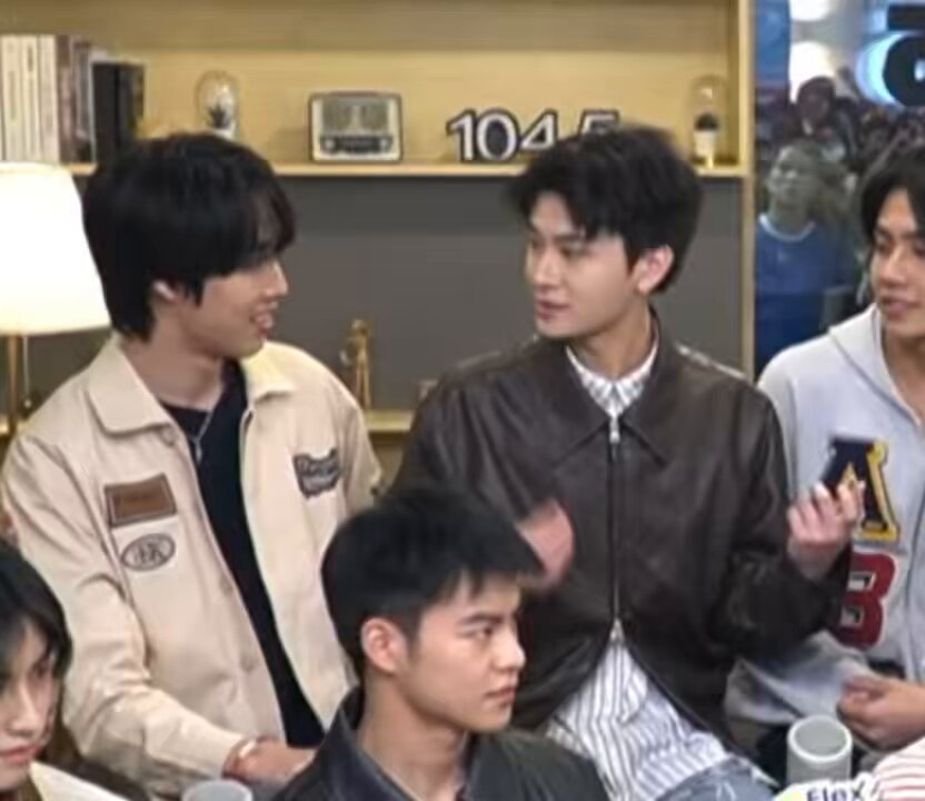 น้องไทยร้องเพลง “ รางวัลคนชั่งฝัน ” ให้พี่อลันเพราะมาก ๆ ลีดเดอร์กับรองลีดเดอร์คนเก่ง♥️🥺 #Flex1045xBUS_BOWWOW #ALANpassawe #THAIchayanon