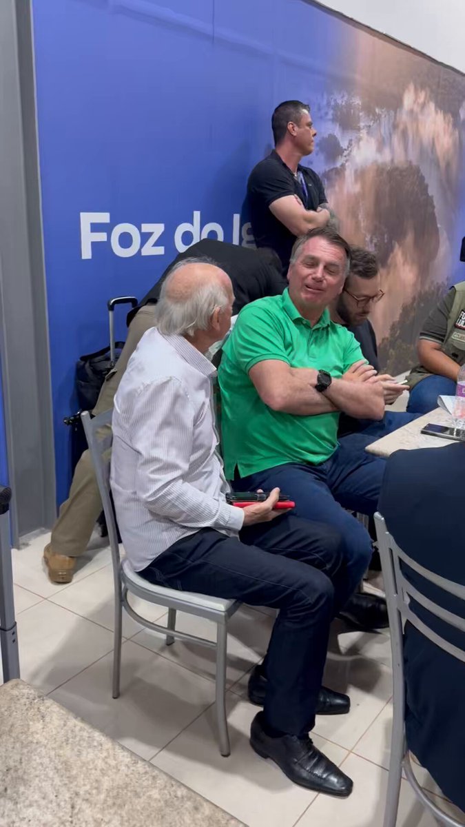 O presidente Jair M. Bolsonaro está no aeroporto de Londrina agora! O que vocês acham que rolou nessa conversa? 🤣🇧🇷