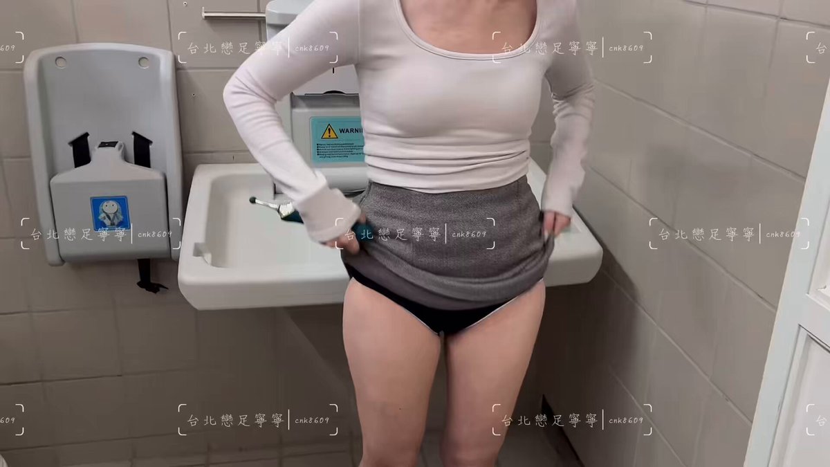 人生解鎖🔓 忍不住在公廁就……🙈 #人妻 #公廁 #自慰 #完整版在fansone已更新