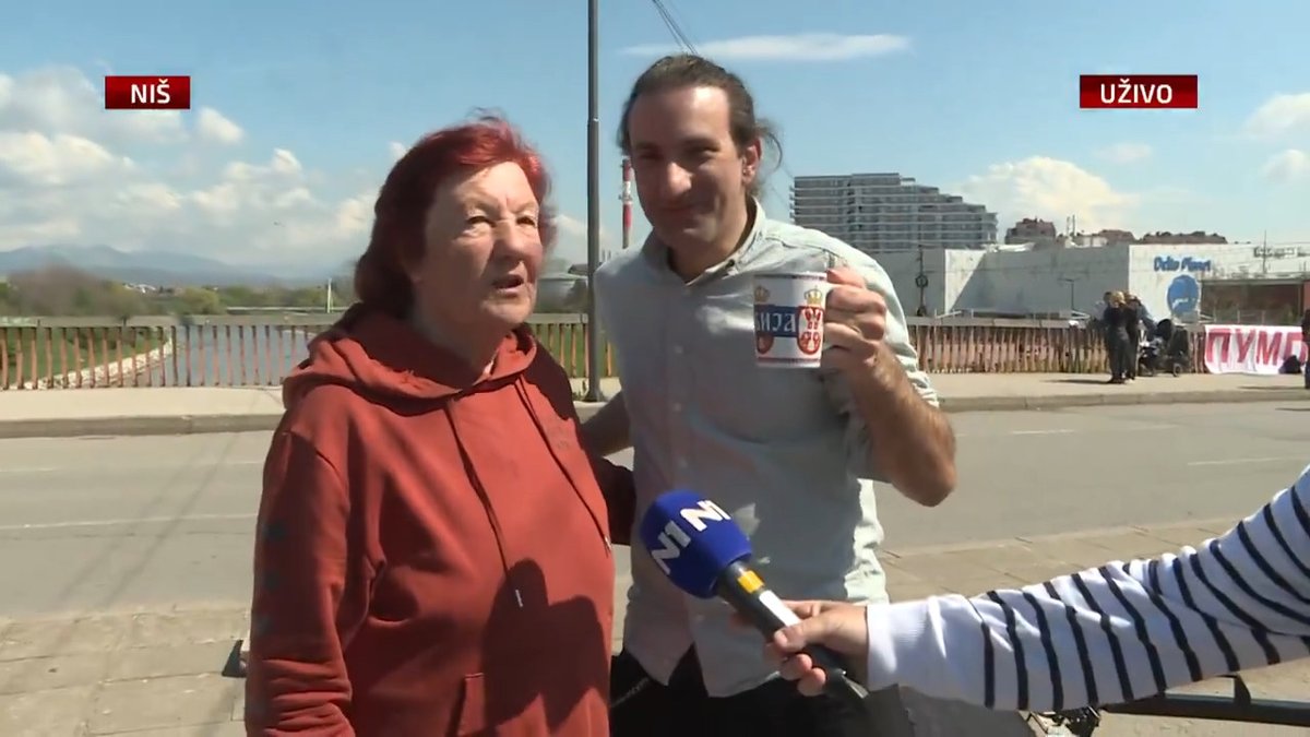 Baka iz Niša donela je od kuće kafu italijanskom pijanisti koji je svirao studentima, u šolji na kojoj piše Srbija i kaže da je to njen poklon njemu.