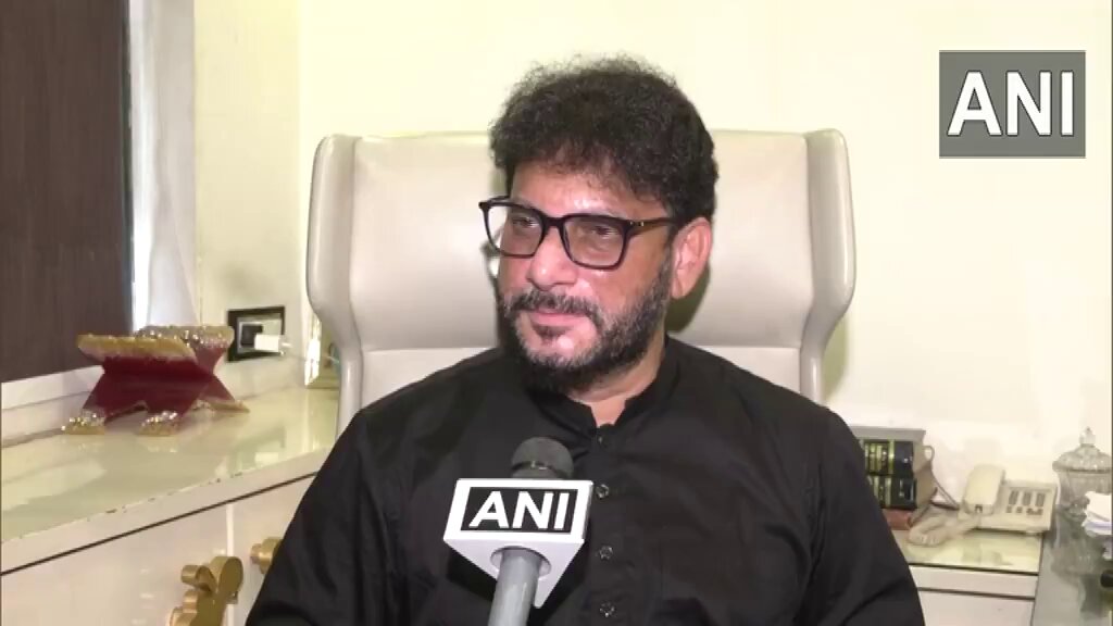 हमारे यहाँ भी कुछ मीर सादिक़ मीर जाफ़र की औलादें है बीजेपी के दलाल है जो इस काले क़ानून का समर्थन कर रहे है। देश का सच्चा मुसलमान ऐसे नक़ली मुसलमानों को कभी माफ नहीं करेगा।