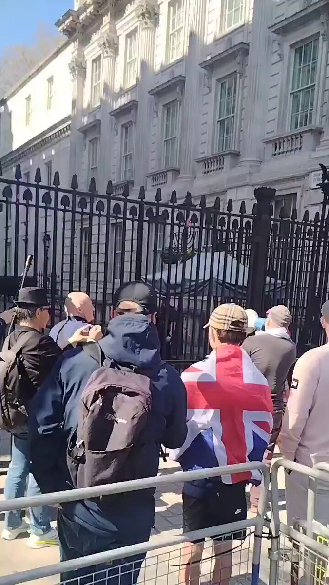 🚨NEW: A crowd of nationalists have turned up outside Downing St.