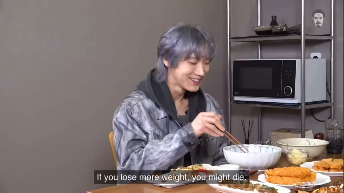 💁‍♂️ ทำไมคุณกินแบบนั้นล่ะ (พธกเห็นน้องเตนกินเส้นเดียว) 🐱 ผมไดเอทครับ 💁‍♂️ ไดเอทเหรอ 🐱 ครับ 💁‍♂️ ถ้าคุณลดน้ำหนักมากกว่านี้ คุณอาจจะตายก็ได้นะ คุณใส่เสื้อผ้าหลวมมาก ผมเห็นด้วยซ้ำว่าคุณผอมแค่ไหน 🐱 ผมอยากดูดีตอนอยู่บนกล้องครับ ละน้องเตนตุวจิ๋วมากกก แต่มีงานทีไรไดเอทตลอด ต่อให้ไม่ไดเอทก็กินสลัด