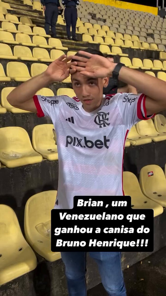 _ O Flamengo é uma paixão mundial. Muito top esse venezuelano rubro negro todo feliz com o manto que ele ganhou do Bruno Henrique. Tem que respeitar o maior do MUNDO. Vídeo : Reprodução