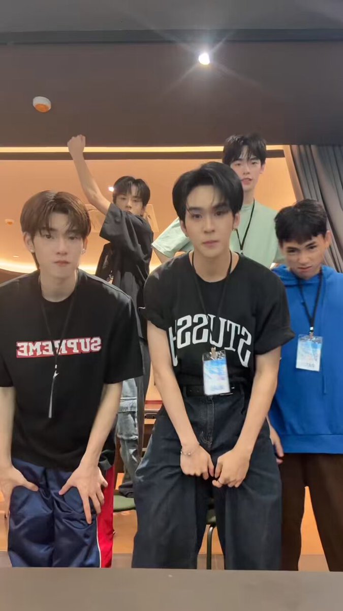 โยกไปทางซ้าย โยกไปทางขวา🕺🏻💃🏻 มาเตรียมโยกไปพร้อมกับพวกเราที่งาน 𝑾𝒉𝒂𝒕'𝒔 𝒐𝒏 𝒚𝒐𝒖𝒓 𝒔𝒌𝒚 ? “Your Sky Fanmeet” 🌥️ 🗓 : 06.04.2025 ⏰️ Show time : 5 PM (GMT+7) 📍 : Idea Live, Bravo BKK Live Stream Ticket 🎟 : #YourSkyFanmeet #กี่หมื่นฟ้า #YourSkySeries #MandeeWork