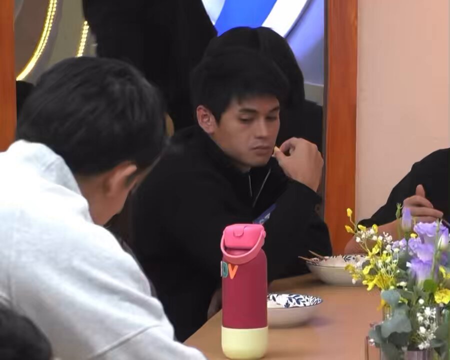 “uy, eat na!” – d “i want to wait for esnyr. una ka na.” – b “ikaw nga e, kasi ikaw yung gutom.” – d napaka caring talaga ng boss sikap na yan!! DUSTBIA SATylish PAIR #PBBTheBigCollab #PBBCollabRampaApmar