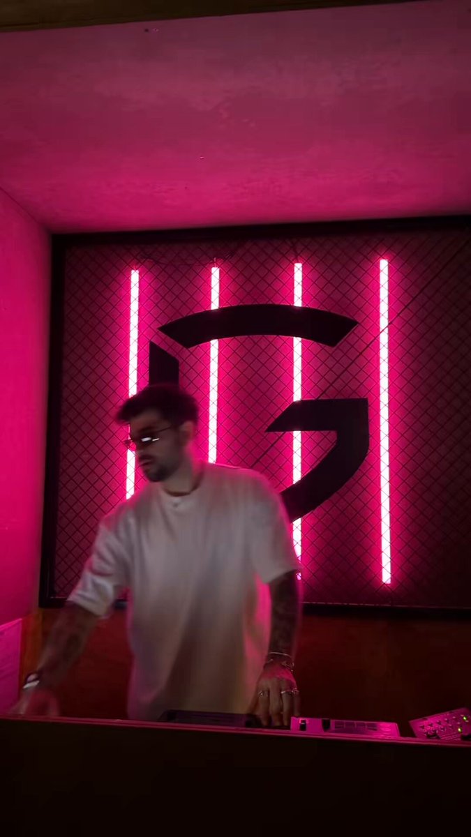 "BOTA UM FUNK" debutou no Top #1 da Deezer da Coreia do Sul.