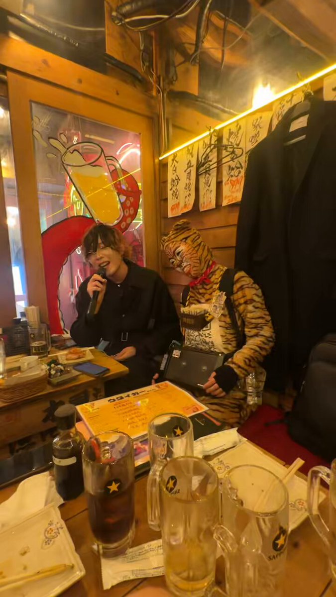 ライブの打ち上げ中にいばらくんと謎の虎さんがセッションしだしたんだけど?wwwwww ※打ち合わせなしwwwwww