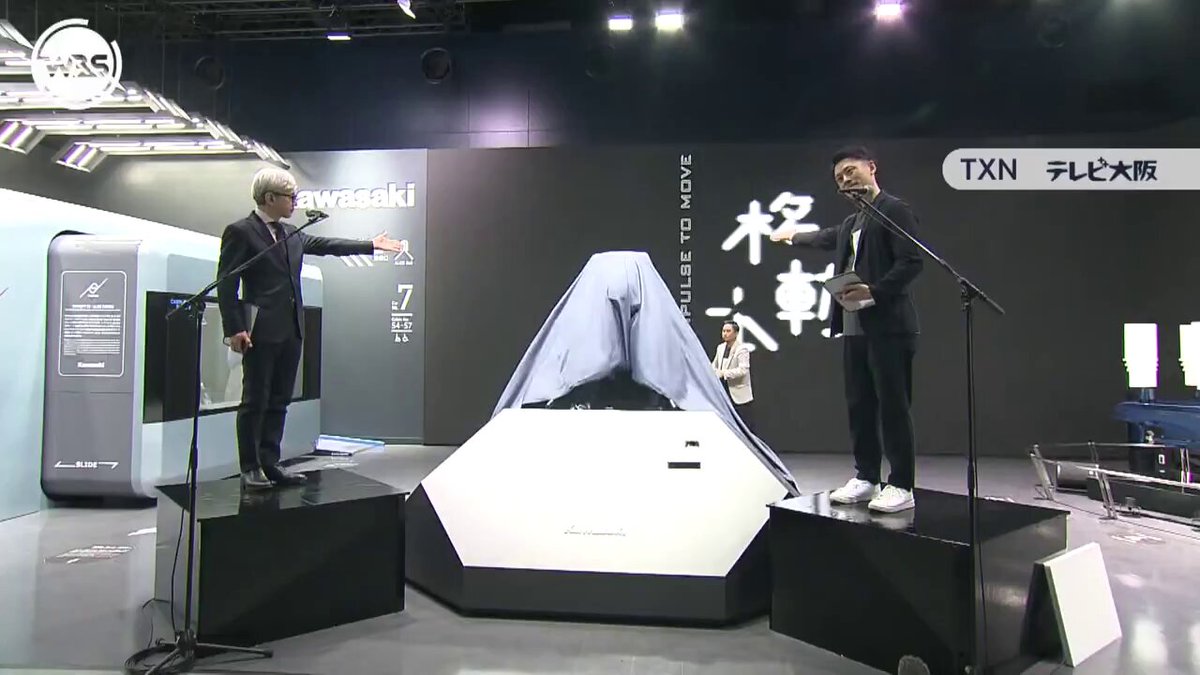 Robohorse: meet the new Kawasaki CORLEO a four-legged robot that humans can ride 🤖 At the moment, it is known that the cyber-horse runs on a hydrogen engine and is equipped with artificial intelligence that analyzes the position of both the robot and the rider, keeping the rider in the saddle. Expectation for the future: eternal life, cyber implants, teleportation. Reality: a cyber-horse all-terrain vehicle.