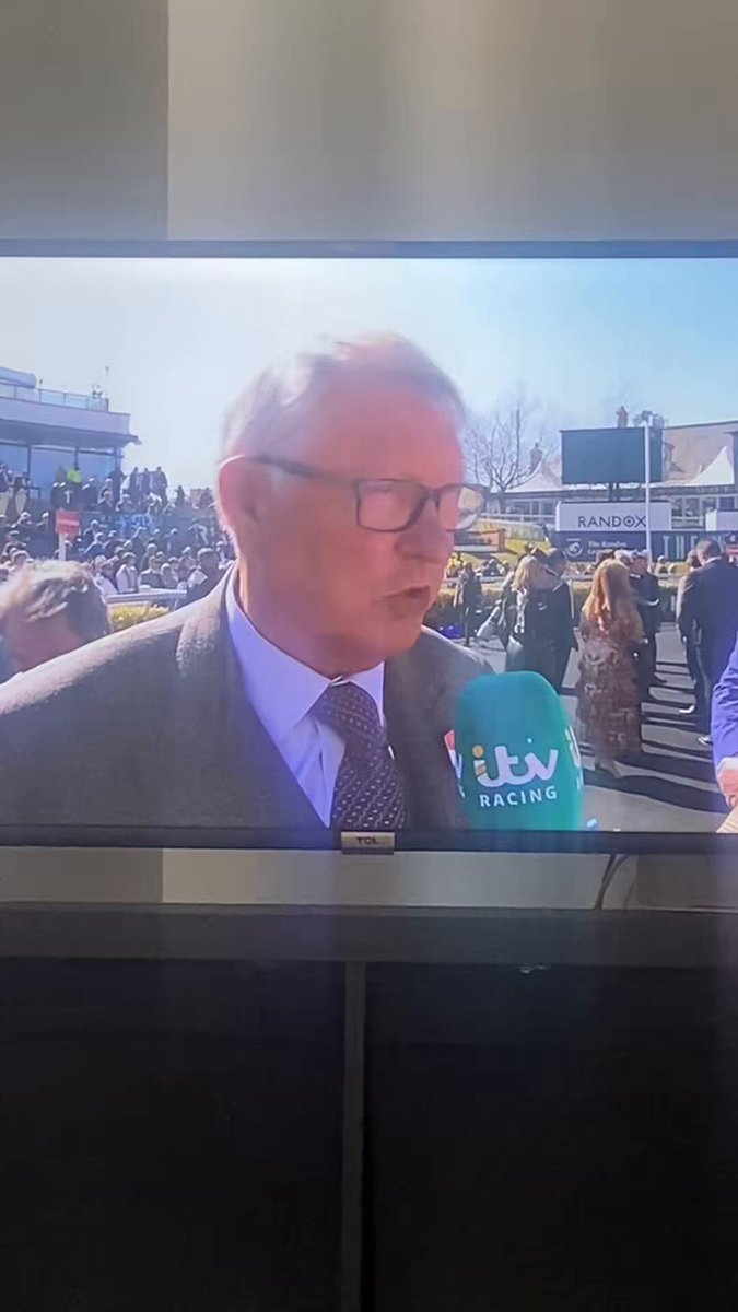 Loved this little chat with SAF &amp; Matt Chapman talking about his horse “Hitman” who runs in the national &amp; he says it’s always finishing 2nd &amp; MC replies with “You Wish Man United were 2nd in The League atm” 🥴🤣🤣