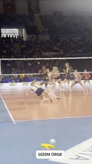 Gizem Örge topu adeta parkeden kazıyor. 🧱 #TRTSporDijital