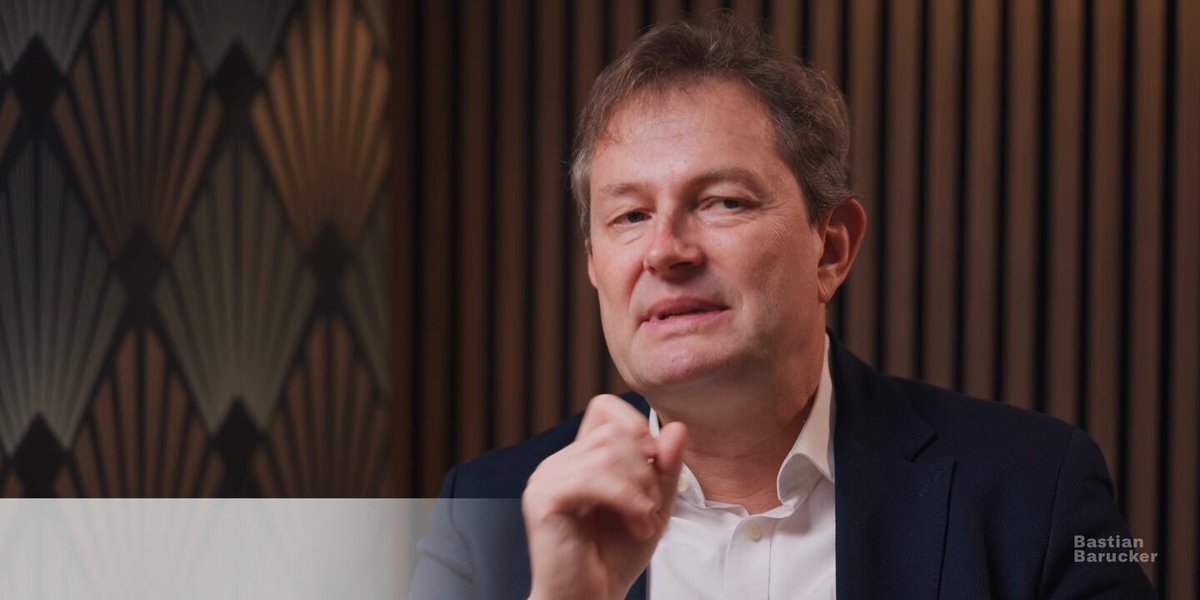 Künstliche Intelligenz(KI): Nutzen und Risiken - im Gespräch mit Prof. Christoph Lütge // Künstliche Intelligenz (KI) nutzt vom Menschen programmierte Algorithmen, um ihr zur Verfügung gestellten Daten zusammenzufassen und auszuwerten. Dabei spielt die Qualität dieser Daten eine entscheidende Rolle. Des weiteren gibt es sogenannte generative KIs, die Texte, Bilder, Fotos und Musik erzeugen können; ganze Spielfilme, Bachelor-Arbeiten und Musikvideos werden mittlerweile auf diese Weise erzeugt. Im Gespräch mit Christoph Lütge, Professor für Wirtschaftsethik und Direktor des "Instituts für Ethik in der künstlichen Intelligenz" an der Technischen Universität München, spreche ich über die Anwendungsbereiche dieser neuen Technik und inwiefern sie dem Wohl der Menschen dienen kann. Es geht auch darum, welche Länder und Großkonzerne hauptsächlich an der Entwicklung von KI beteiligt sind und welche ethischen Fragen bei die Anwendung geklärt werden müssen. Inwiefern kann künstliche Intelligenz zur massenhaften automatisierten Überwachung von Menschen mißbraucht werden? Und wer kontrolliert die ihr zur Verfügung stehenden Daten – und damit auch die Ergebnisse? Diese und weitere Fragen bespreche ich mit Christoph Lütge, der aufgrund seiner Kritik an den Corona-Maßnahmen aus dem bayerischen Ethikrat geworfen wurde. Und so endet unser Gespräch auch mit dem Versuch herauszufinden, wo die Aufarbeitung der Pandemiepolitik gerade steht und wie diese überhaupt gelingen kann. Links in den Kommentaren Weitere Produktionen ermöglichen: Paypal: info@bastian-barucker.de Bankverbindung Bastian Barucker GLS Bank IBAN: DE02 4306 0967 1115 7847 01 Betreff: Schenkung