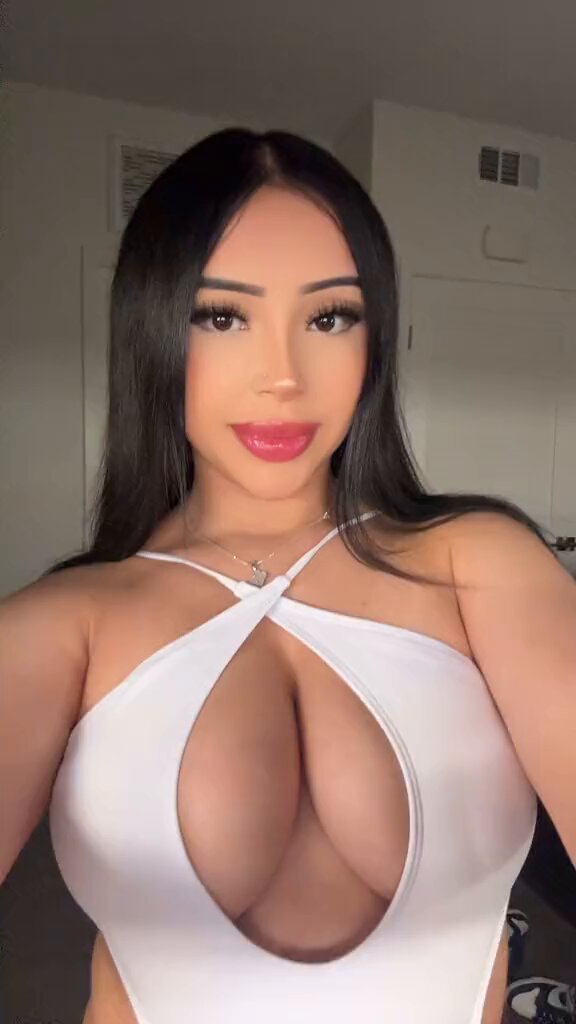 Eyes up here🤭