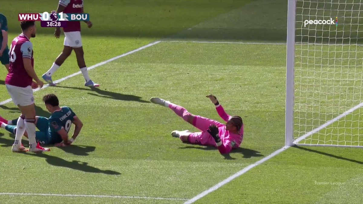 Evanilson capitalizes on the rebound to put Bournemouth out front! 📺 Peacock | #WHUBOU