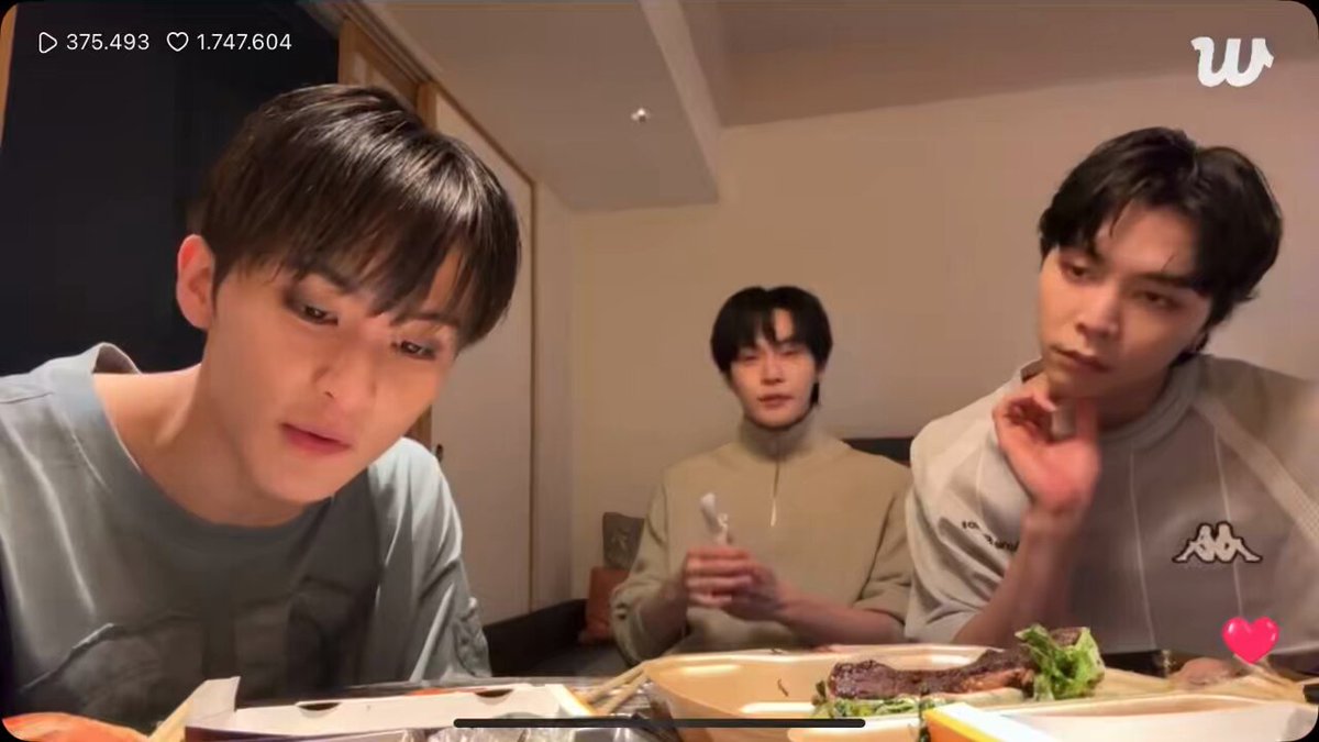 🐯 ‘real’ listening party yg pertama kali bgt itu bareng para hyung ini. Nanti bakal muncul semua si (videonya) kmaren pas interview ada yg nanya “ada hal2 memorable ga dari para member, mungkin pesan support ato apapun ttg album ini?” Trus aku cerita ttg ini 🐰 🐱 Oouww 🐯 Pas di Chicago mereka pada ngomong “eh kita harus dengerin album mark ga seh.” Dan mereka langsung pergi ke target,bahkan gaada plan buat konten ataupun pergi kesana, tp mereka ke target beli speaker dan bikin listening party di kamar hotel 🤣 aku nunggu bgt videonya di upload sih 🐰Beneran deh guys ini tuh party yg melebihi ekspektasi kalian 🐯 Ini listening PARTY 🐰 Beneran party, mungkin org2 ngiranya karna ini dlm kamar hotel kek kita ngadainnya sederhana gitu 🐱 Ini tuh bukan party tapi paarteeh 😭 Listening parteeey