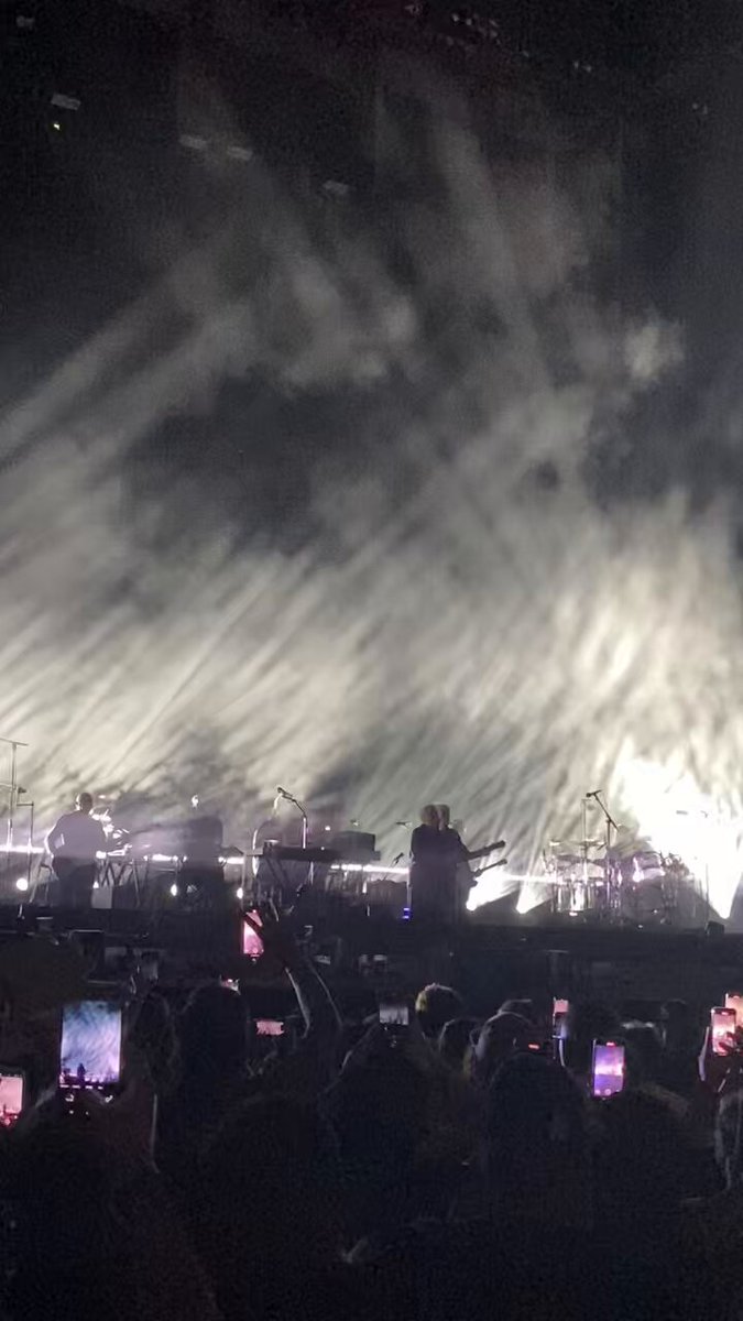 Una maravilla poder escuchar “Teardrop” de Massive Attack con Elizabeth Fraser en vivo. 🥹👏 Así sonó en el #TecatePalNorte 2025.