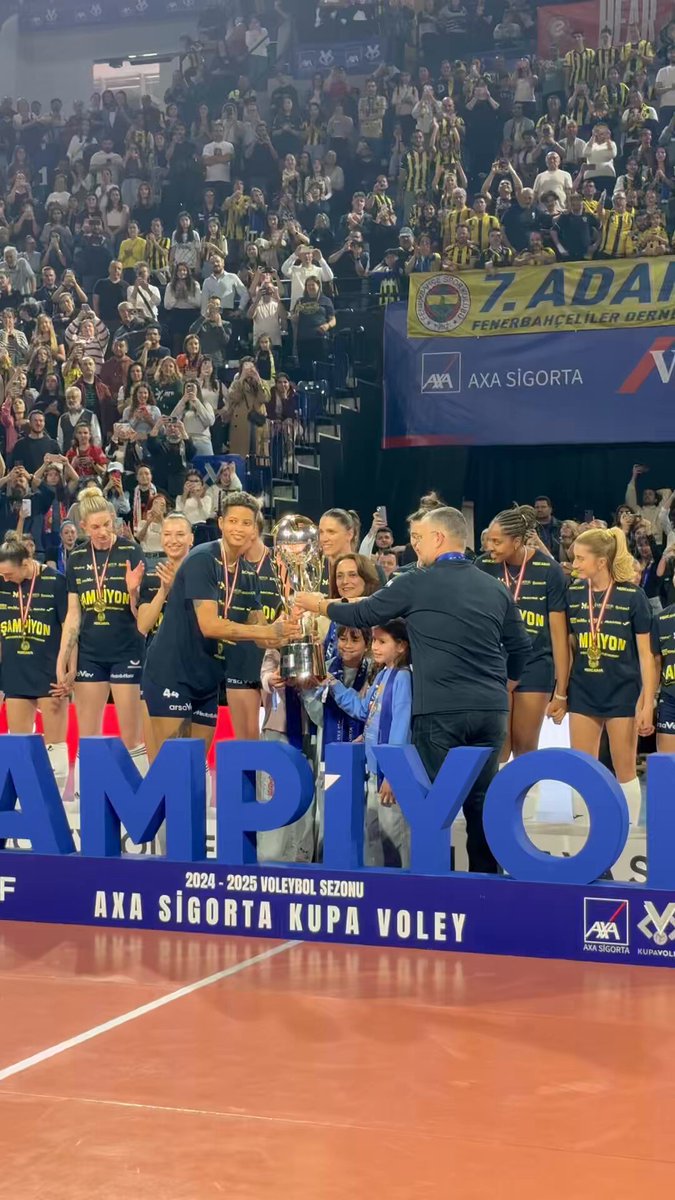 🏆 AXA Sigorta Kupa Voley şampiyonu Fenerbahçe Medicana’da kupa Melissa Vargas’ın ellerinde yükseliyor. 🟡🔵