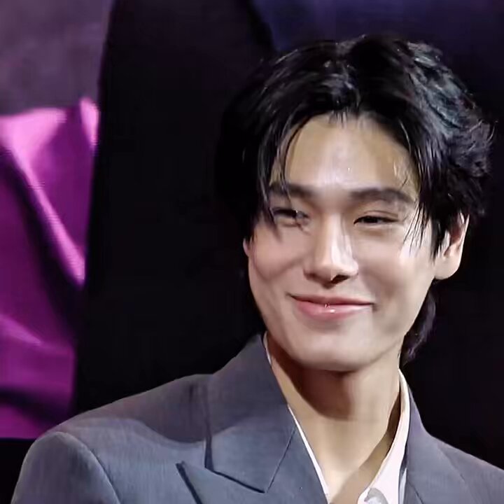 I DESPERATELY NEED MORE PHUWIN AND SANTA CRUMBS 😭😭😭😭😭😭😭